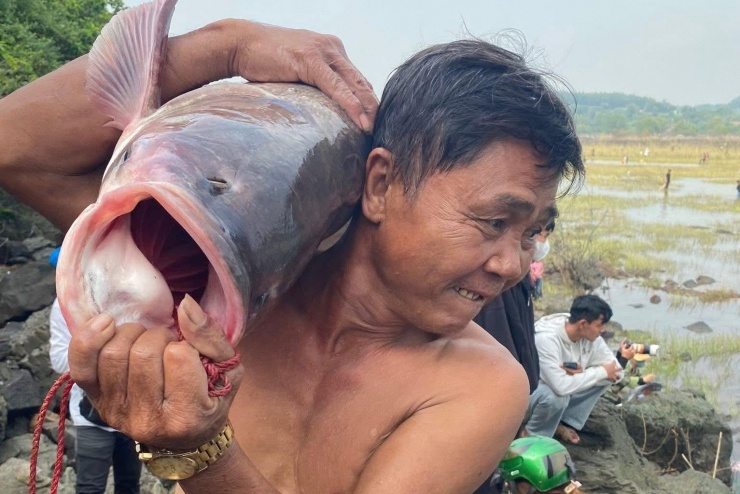 Ngày hiếm có trong năm, hàng trăm người đổ về hồ Trị An săn cá khủng - 5