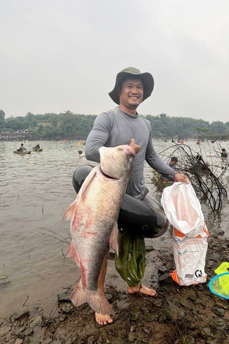 Ngày hiếm có trong năm, hàng trăm người đổ về hồ Trị An săn cá khủng - 8