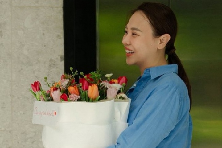 Đàm Thu Trang được khen mix đồ 'đơn giản mà sang'