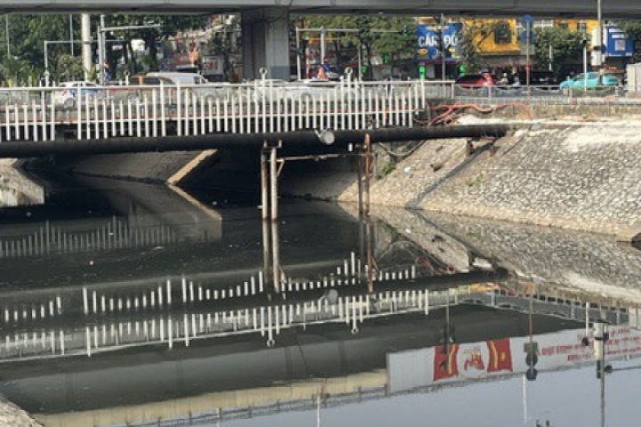 Nước sông Tô Lịch bất ngờ chuyển màu đen đặc