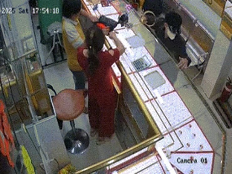 Cướp vàng của chủ tiệm, dọa tự đâm nếu cảnh sát lại gần