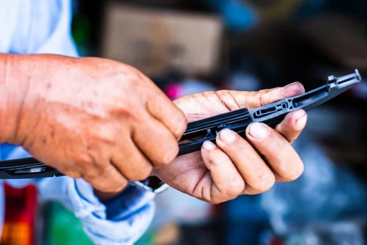 Thay vì chi một phần lớn&nbsp;tiền mua bộ cần gạt nước, người dùng chỉ cần mua lưỡi cao su.