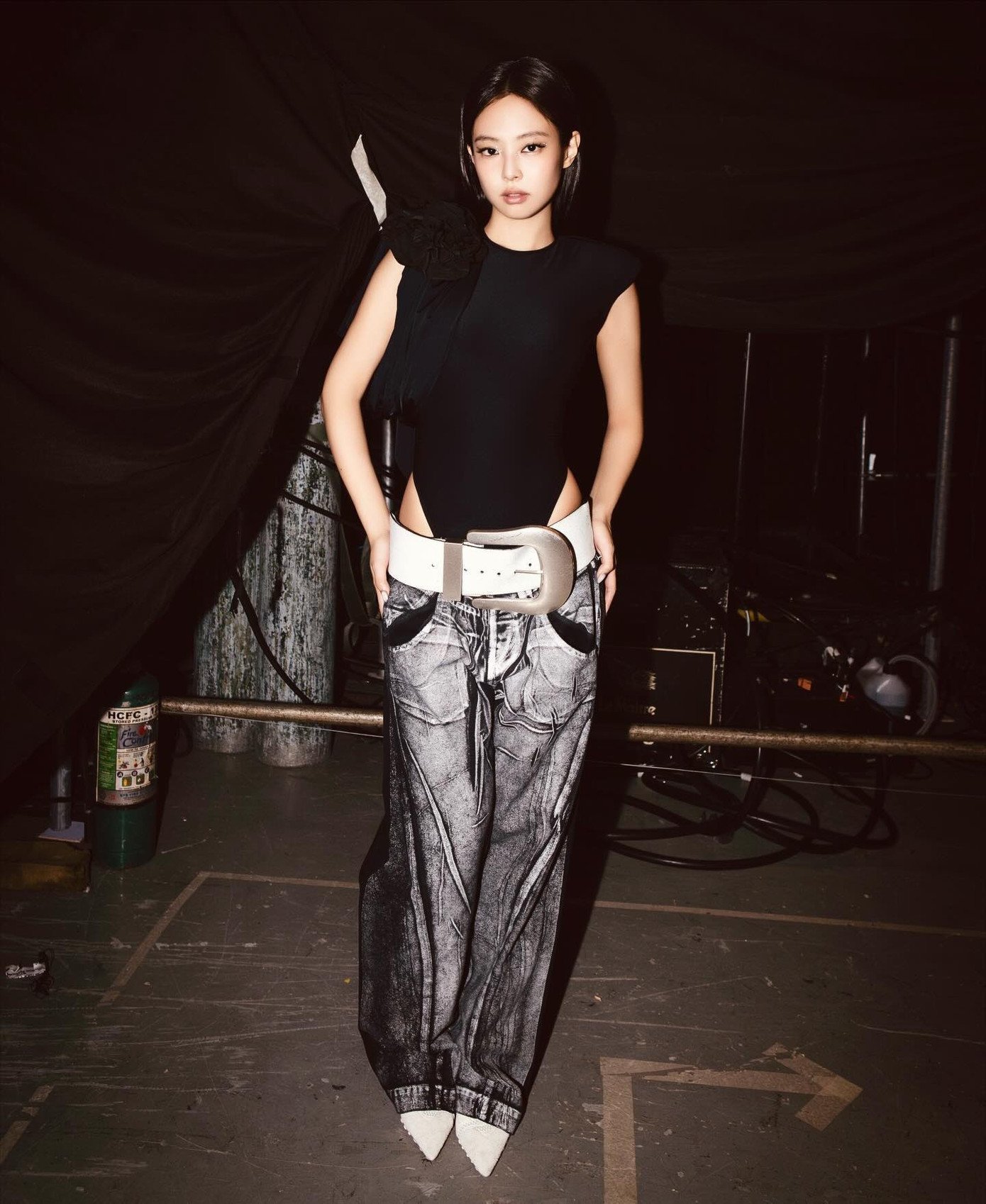 Người đứng sau tạo hình "gây bão" của Jennie BLACPINK tại concert DEADLINE - 13