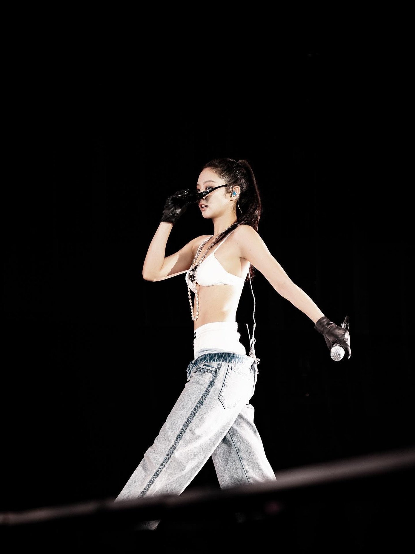 Người đứng sau tạo hình "gây bão" của Jennie BLACPINK tại concert DEADLINE - 14