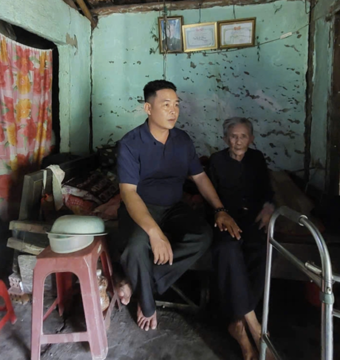 Trưởng thôn Phạm Văn Long thường xuyên đến thăm hỏi các hộ dân trong thôn, sau động viên và nắm bắt nguyện vọng. Ảnh: Nhân vật cung cấp