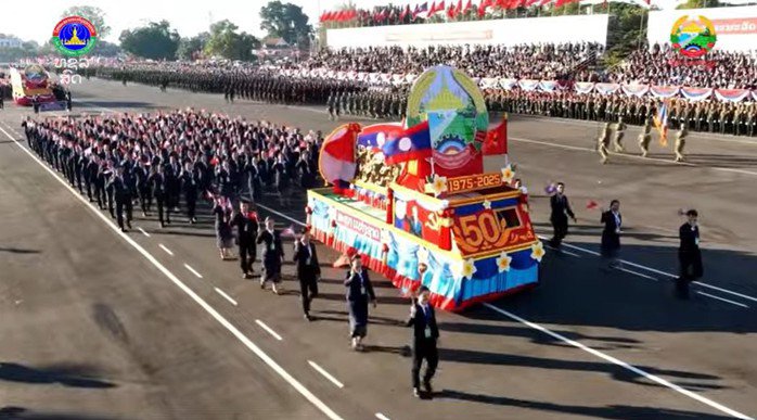 Chương trình diễu binh, diễu hành kỷ niệm 50 năm Quốc khánh nước CHDCND Lào, diễn ra vào ngày 2-12 tại Quảng trường Thatluang ở thủ đô Vientiane. Ảnh cắt từ YouTube