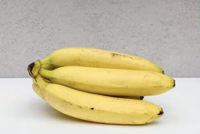 Ngâm cuống chuối trong nước muối giúp chuối tươi lâu. Ảnh: Express