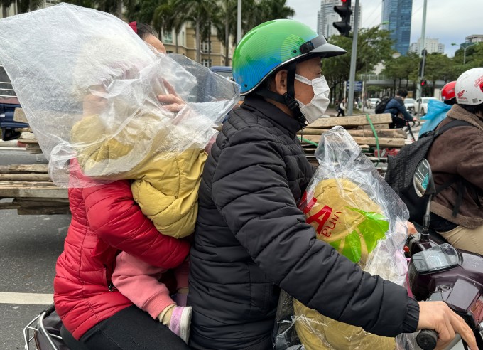 Người Hà Nội tham gia giao thông trong đợt rét tháng 11/2025. Ảnh: Thanh Hải