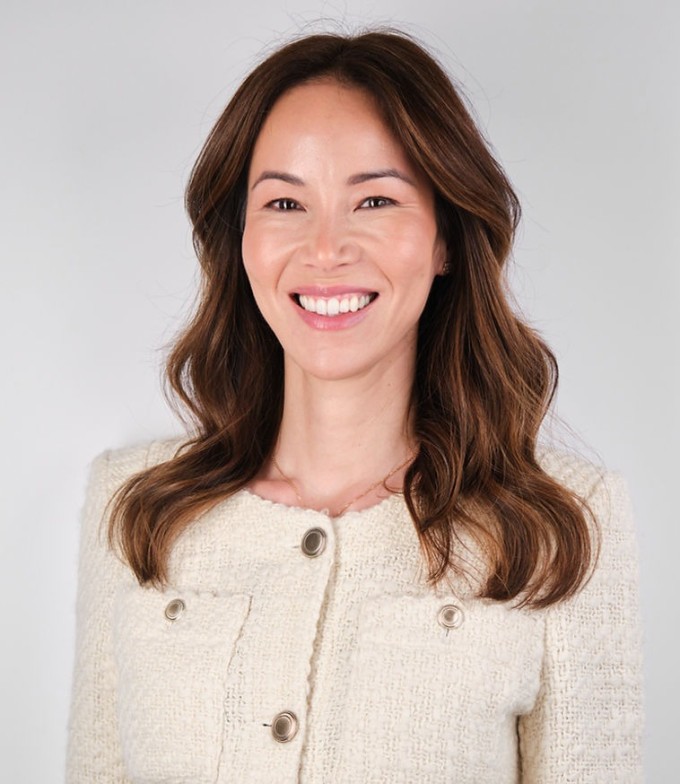 Bác sĩ da liễu Christine Hall