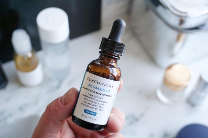 Christine sử dụng vitamin C dành cho da dầu, da dễ nổi mụn của SkinCeuticals.