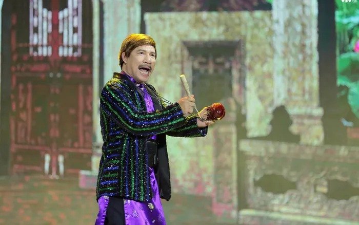 Trong dàn nghệ sĩ Táo Quân, NSƯT Quang Thắng là gương mặt mang đến màu sắc hài rất riêng: mộc mạc, gần gũi và tưng tửng đúng chất đời thường. Anh không cần cường điệu hay làm quá mà tạo tiếng cười từ chính vẻ ngoài hiền lành, biểu cảm gương mặt linh hoạt và cách xử lý hình thể duyên dáng. Chiếc mũi to, giọng nói đặc trưng và lối diễn tự nhiên từ lâu đã trở thành thương hiệu của anh trên sân khấu.