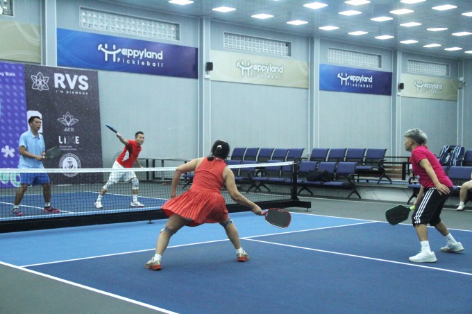 Một giải đấu pickleball nội bộ do doanh nghiệp nông sản ở Long Biên, Hà Nội tổ chức hôm 13/11. Ảnh: Phan Dương