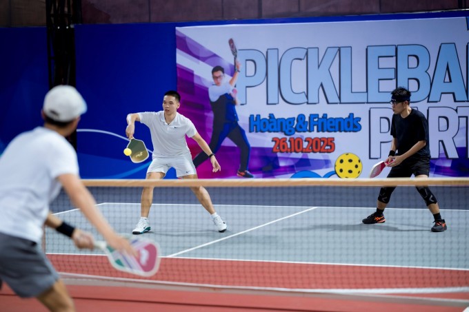 Anh Hoàng (phải) và bạn bè trong giải pickleball được tổ chức nhân dịp sinh nhật mình, hôm 26/10. Ảnh: Nhân vật cung cấp