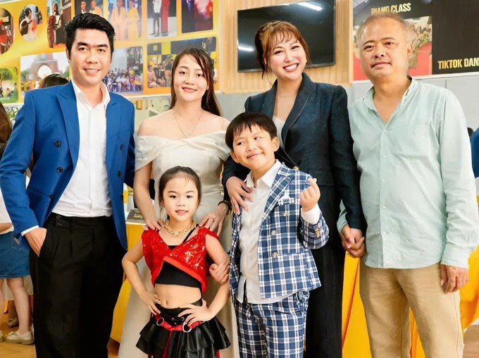 Phi Thanh Vân nắm tay bạn trai U60 dự một sự kiện, hồi tháng 10.