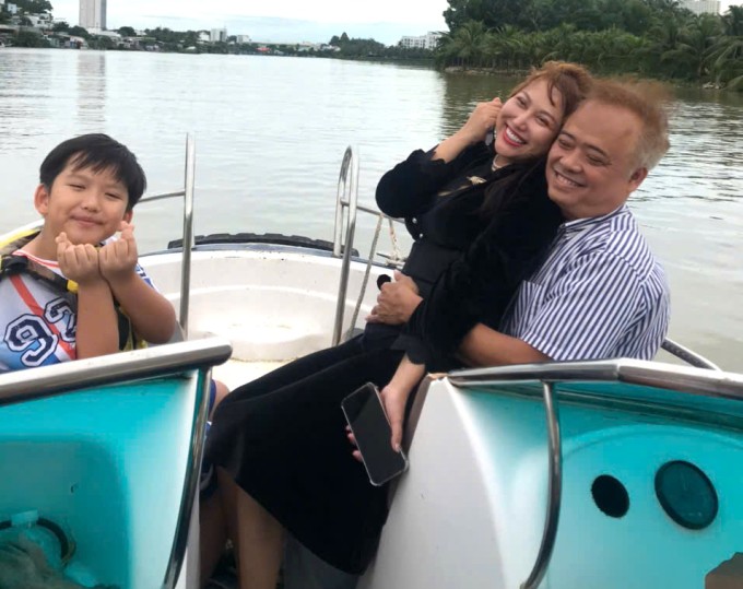 Phi Thanh Vân cùng bạn trai và con riêng 9 tuổi vi vu du lịch ở Nha Trang, đầu tháng 11.