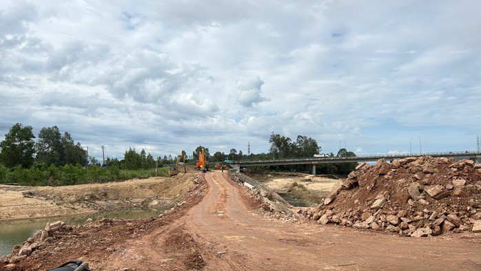 Hình ảnh lũ dữ xé bờ kè, tạo dòng chảy mới bên bờ sông Ba - 4