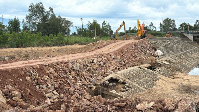 Hình ảnh lũ dữ xé bờ kè, tạo dòng chảy mới bên bờ sông Ba - 3