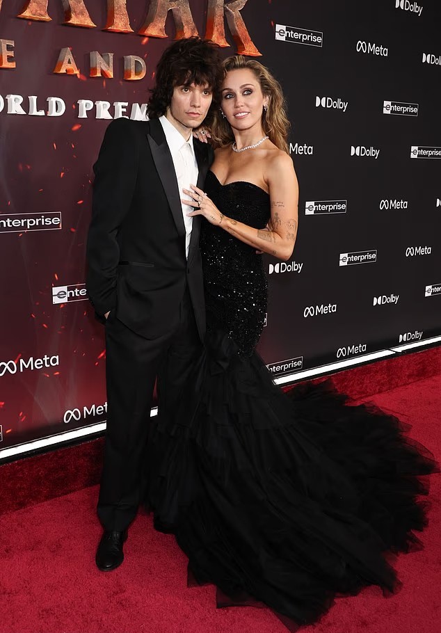 Miley Cyrus và Maxx Morando tại buổi ra mắt phim 'Avatar: Fire and Ash' hôm thứ Hai. Ảnh: BEI