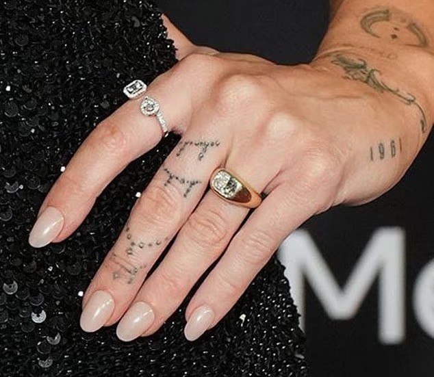 Miley đeo chiếc nhẫn vàng đính kim cương. Ảnh: The Hollywood Reporter