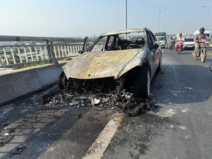 Chiếc xe bị cháy trơ khung. Ảnh: Hải Đường