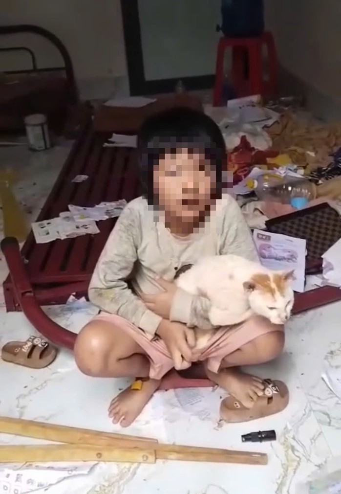Cháu bé bị cha xích, nhốt trong căn phòng bẩn thỉu. Ảnh cắt từ clip đăng tải trên mạng xã hội
