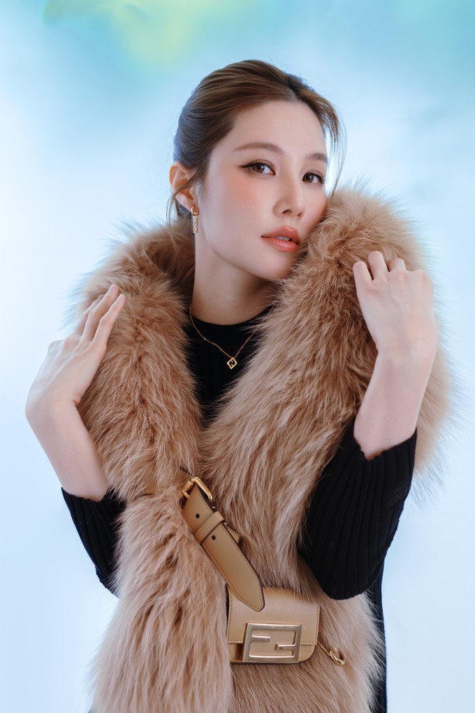 Để giữ cho bản thân năng lượng và sự cân bằng từ nội tại, diễn viên luôn nhắc mình chăm con trọn vẹn, ăn uống và tập luyện điều độ, giữ tinh thần tích cực.