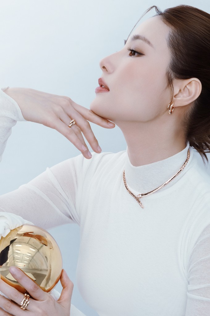 Diễm My 9X sinh năm 1990 tại TP HCM, đóng phim từ 5 tuổi, làm mẫu ảnh hồi tuổi teen và theo đuổi diễn xuất chuyên nghiệp sau khi vào đại học. Cô đóng các phim Gái già lắm chiêu, 1990, Tình yêu và thù hận, Giấc mơ của mẹ... Diễn viên kết hôn với doanh nhân Vinh Nguyễn cuối năm 2023 và có con trai đầu lòng đầu năm 2025.