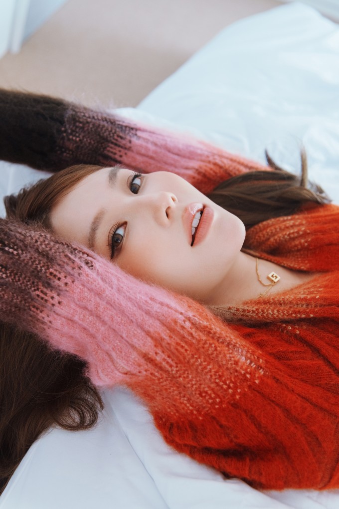 Nhịp sống bận rộn hơn nên Diễm My 9X đơn giản hóa mọi thứ so với thời son rỗi. Thay vì trang điểm cầu kỳ, cô chỉ dành 5-7 phút cho việc sửa soạn mỗi lần ra ngoài. "Tôi cũng giống các mẹ bỉm sữa khác, có những ngày bận đến mức quên cả việc đánh son", cô nói.