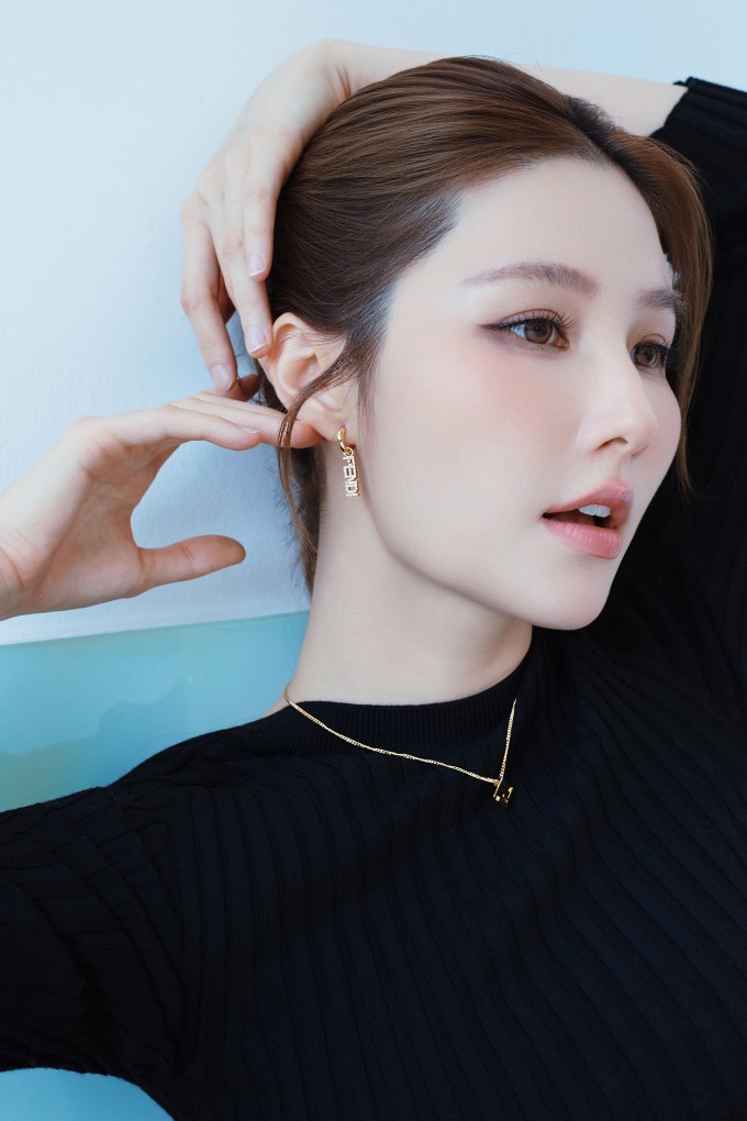 Bước qua tuổi 30 và một lần sinh nở, diễn viên chú trọng vào skincare, ngủ đủ giấc và giữ cơ thể khỏe mạnh từ bên trong.