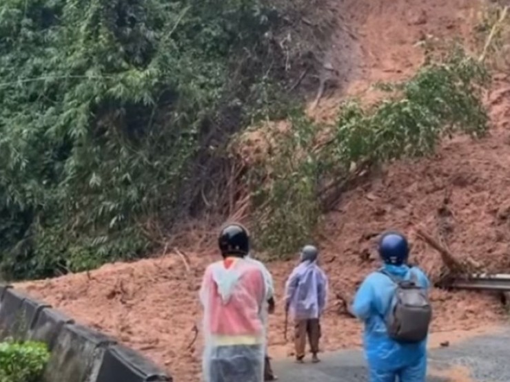 NÓNG: Đèo Sông Pha nối Khánh Hòa - Lâm Đồng vừa sạt lở, giao thông tạm thời bị chia cắt