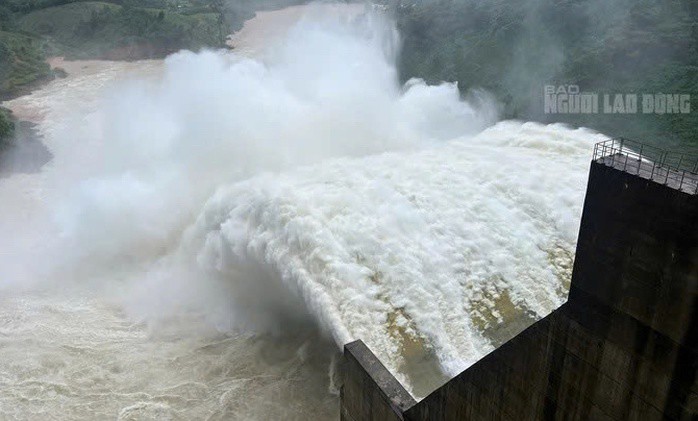 Hồ thủy điện Đăk Mi 4 (xã Phước Hiệp, TP Đà Nẵng) xả lũ cuối tháng 10-2025. Ảnh: Trần Thường
