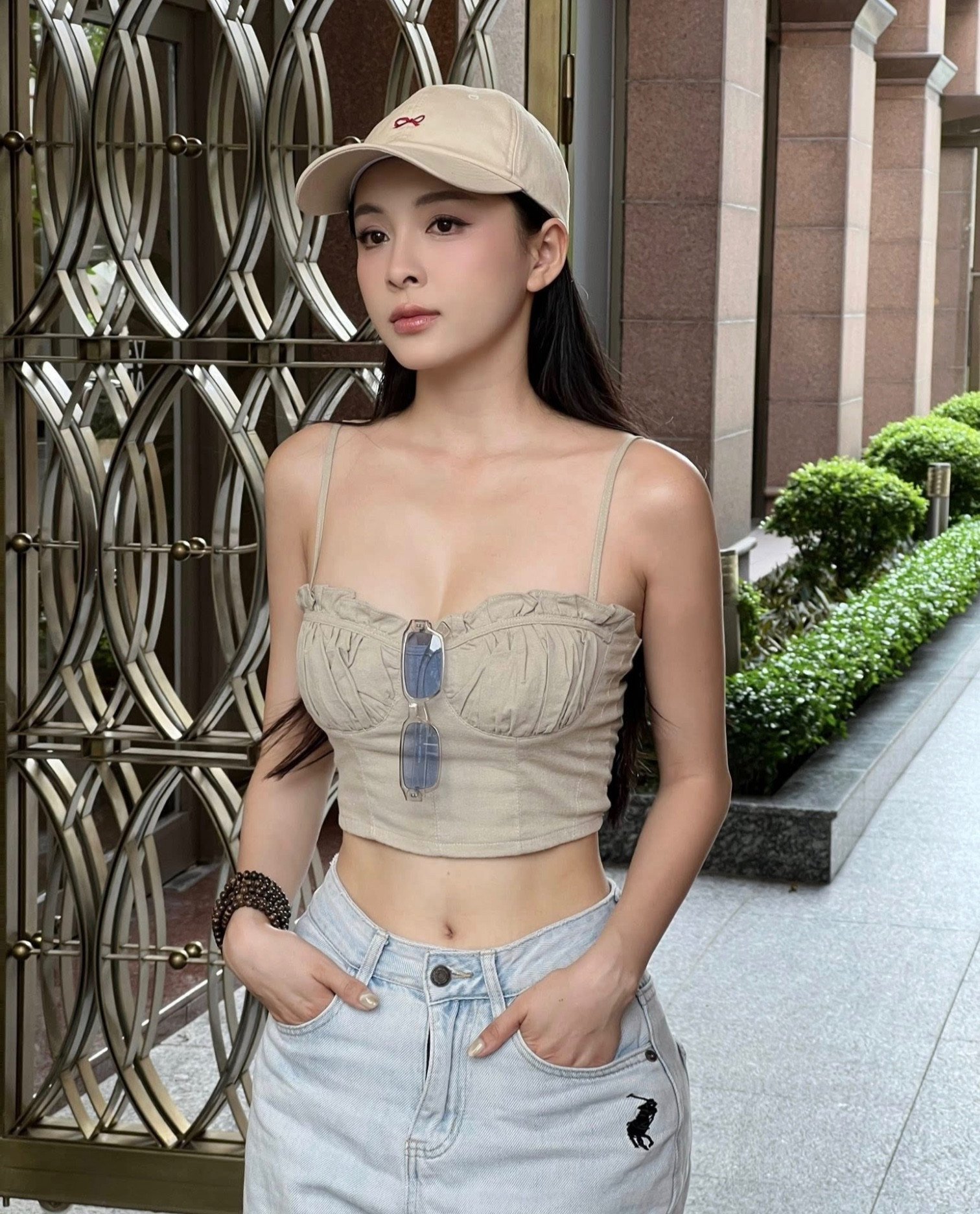 Đời thực, Ngọc Trâm theo đuổi phong cách gợi cảm, phóng khoáng.