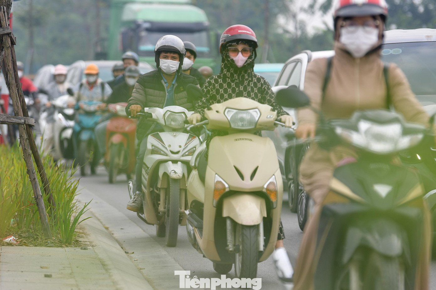 Nhiều thời điểm, phương tiện nối đuôi ken đặc, buộc người đi đường phải di nhích từng cm hoặc đứng im một chỗ. Các nút giao lớn như Ngã Tư Sở, Cầu Giấy, Ô Chợ Dừa thường xuyên rơi vào tình trạng ùn cục bộ, đặc biệt trong khung giờ cao điểm.