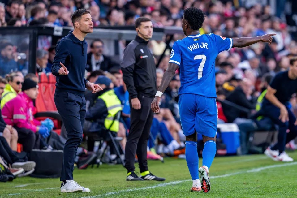 HLV Xabi Alonso đang chật vật đi tìm lời giải cho phong độ của Real Madrid, giữa lúc một số cầu thủ bị đồn có sự bất đồng với ông