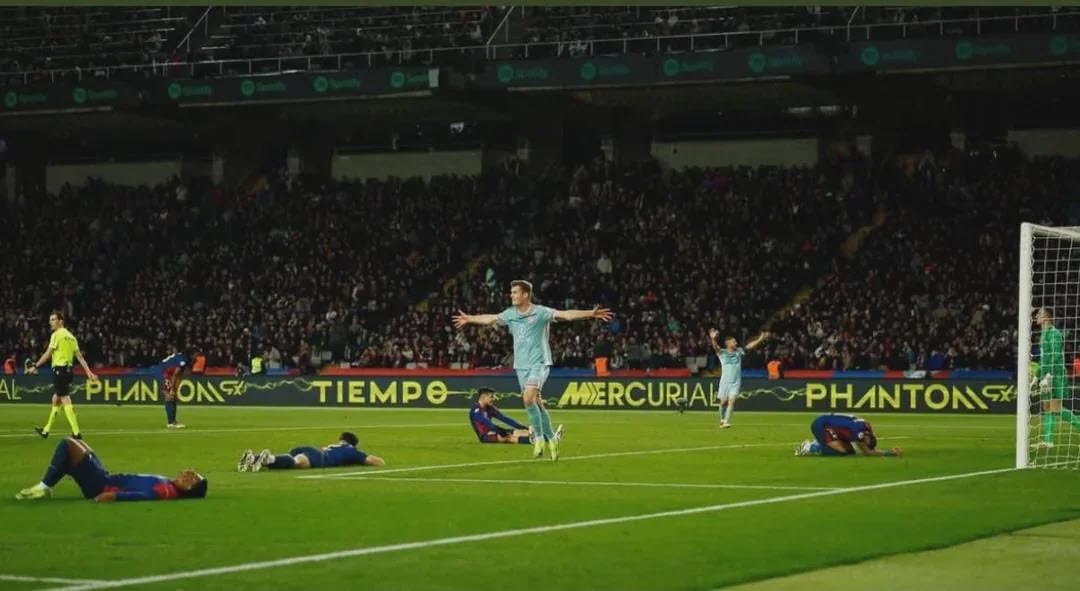 Các cầu thủ Barca đổ gục sau khi Sorloth đưa Atletico tới thắng lợi 2-1 ở lượt đi La Liga mùa trước