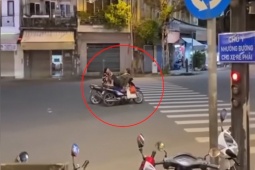 Clip: Khó hiểu cặp đôi dựng xe giữa đường nói chuyện như chốn không người