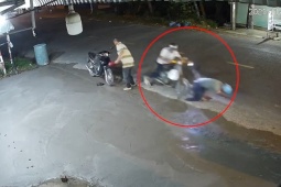 Xe máy - Xe đạp - Clip: Đứng bên đường cũng không yên, người đàn ông bị xe máy đâm ngã dúi dụi