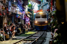 Tin tức trong ngày - Cảnh ngao ngán ở phố cà phê đường tàu Hà Nội chỉ sau vài ngày giải tỏa