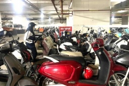 Tin tức trong ngày - Hà Nội: Chung cư 'vạn dân' thông báo ngừng nhận trông xe điện dưới tầng hầm