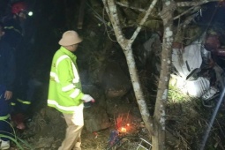 Xe tải lao xuống vực sâu 100m khiến tài xế tử vong tại chỗ