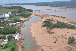 Tin tức trong ngày - Hình ảnh lũ dữ xé bờ kè, tạo dòng chảy mới bên bờ sông Ba