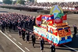 Diễu binh, diễu hành trọng thể kỷ niệm 50 năm Quốc khánh Lào