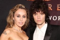 Miley Cyrus vướng nghi vấn đính hôn với tình trẻ