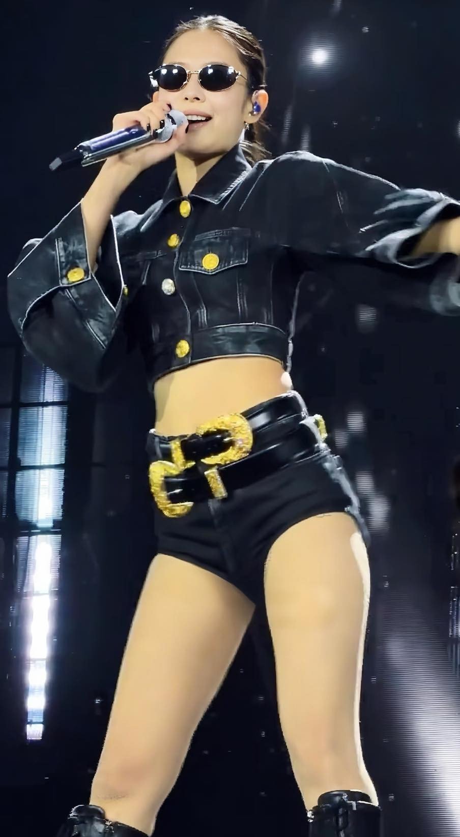 Người đứng sau tạo hình "gây bão" của Jennie BLACPINK tại concert DEADLINE - 3