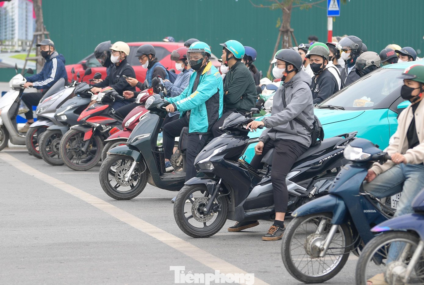 Giữa "biển" xe máy truyền thống, những chiếc xe máy điện và xe đạp điện xuất hiện ngày một nhiều hơn, đặc biệt ở khu dân cư mới và khu vực trung tâm.