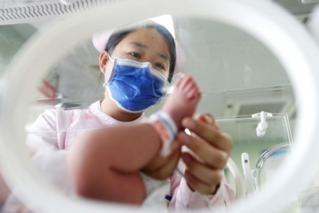 Quốc gia lớn ở châu Á áp thuế bao cao su để tăng tỷ lệ sinh