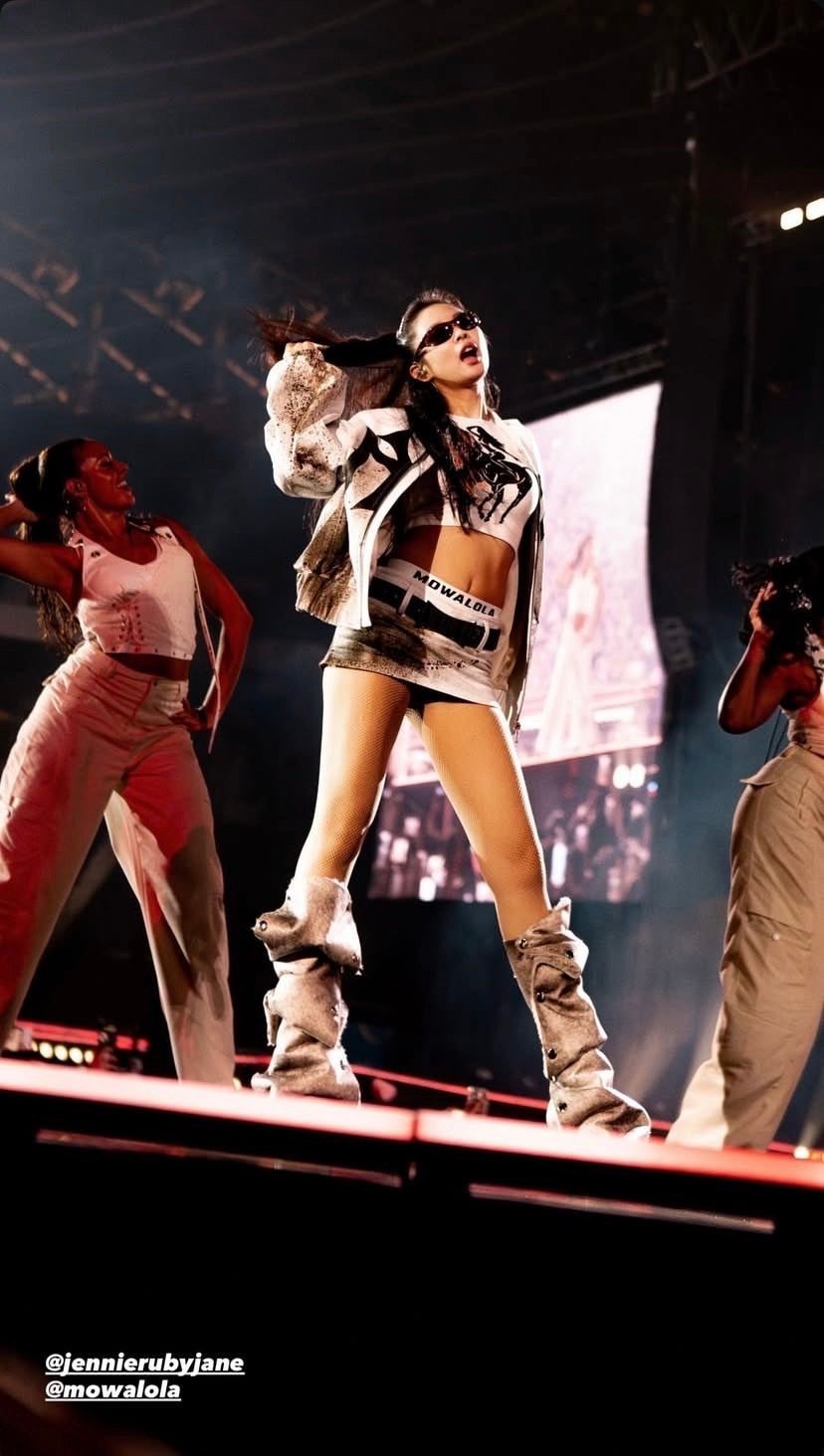 Người đứng sau tạo hình "gây bão" của Jennie BLACPINK tại concert DEADLINE - 5