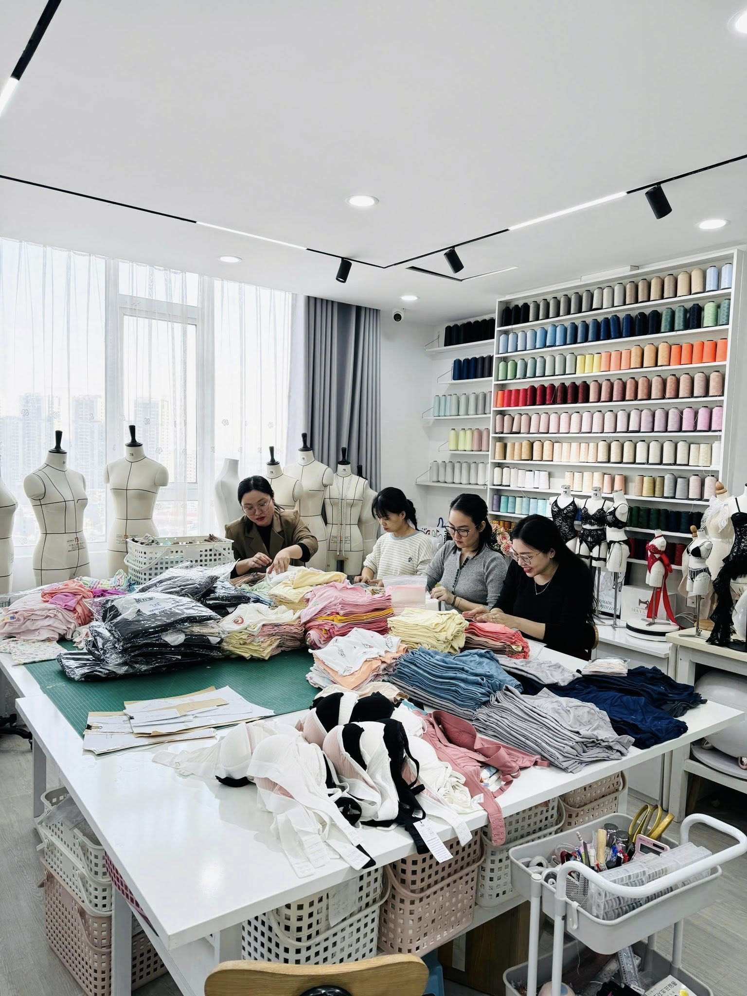 Chị May và các chị em tỉ mẩn may từng món đồ lót gửi tặng người dân vùng lũ