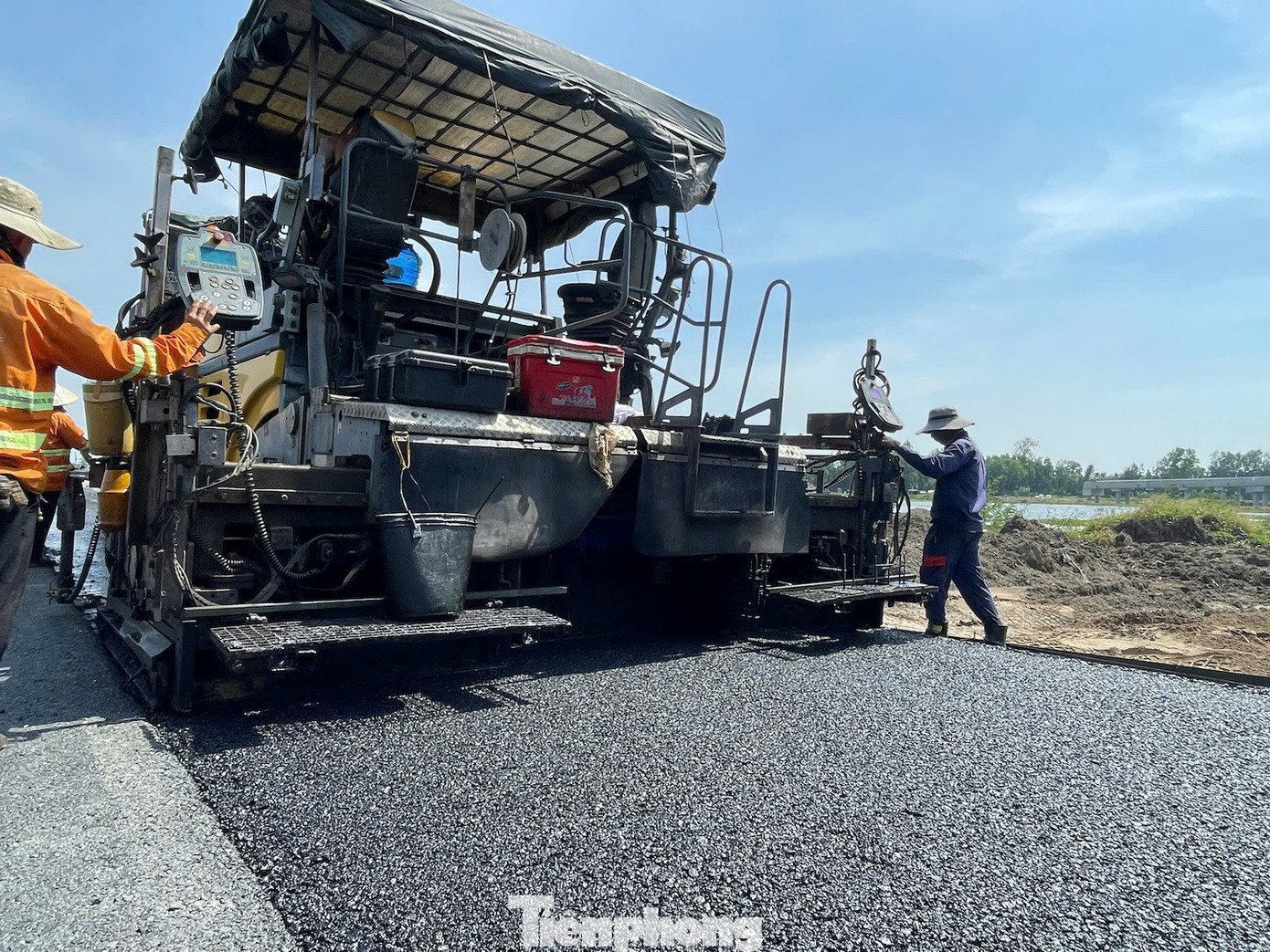 Cận cảnh cao tốc Cần Thơ - Cà Mau sắp thông xe - 11