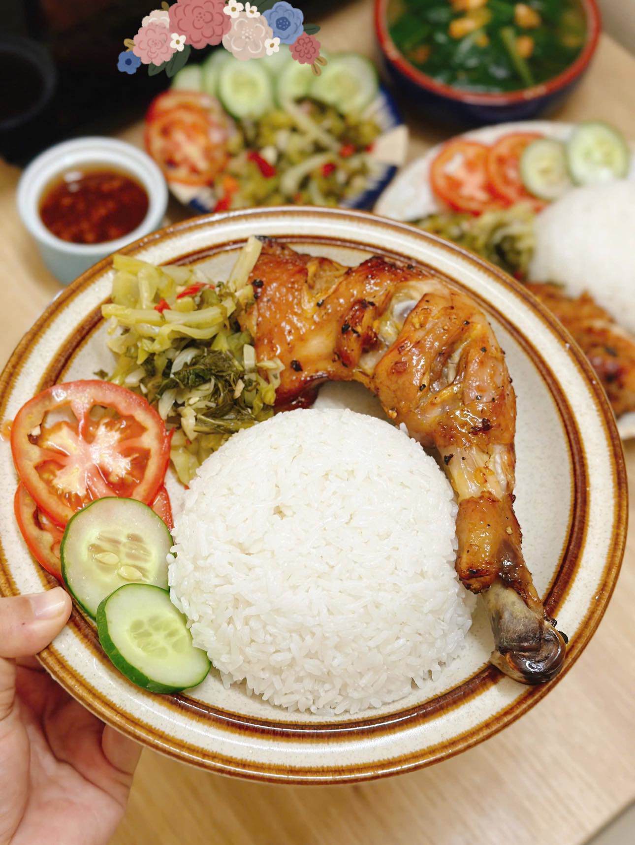 Gà nướng nước mắm, mật ong đậm vị, da giòn, thịt mềm ăn kèm dưa cải chua cực kỳ hấp dẫn.